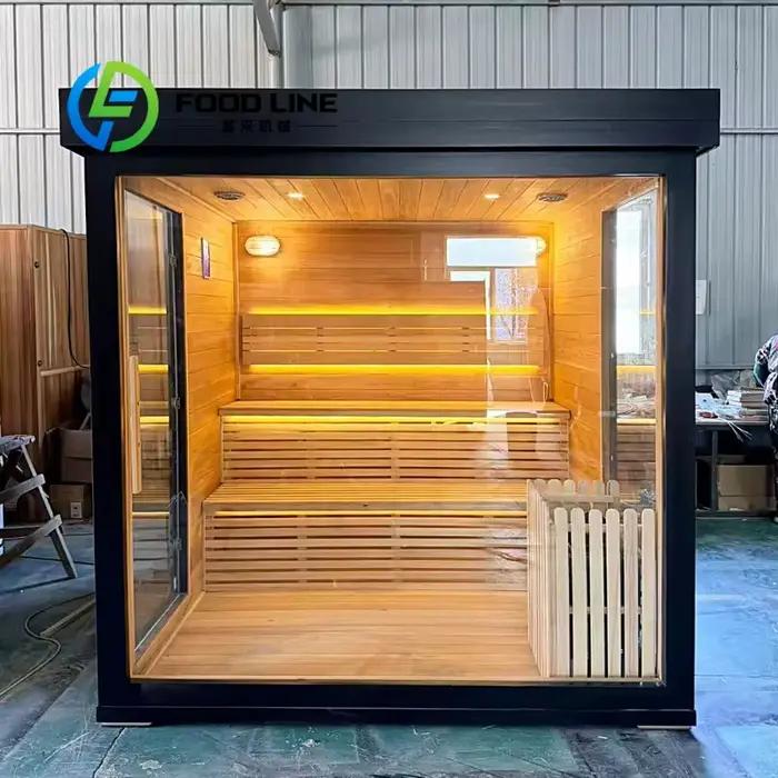 Sauna extérieur multi-personnes avec un aménagement intérieur symétrique, un design de sièges confor