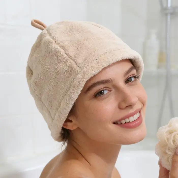 Chapeau de sauna kaki traditionnel isolé