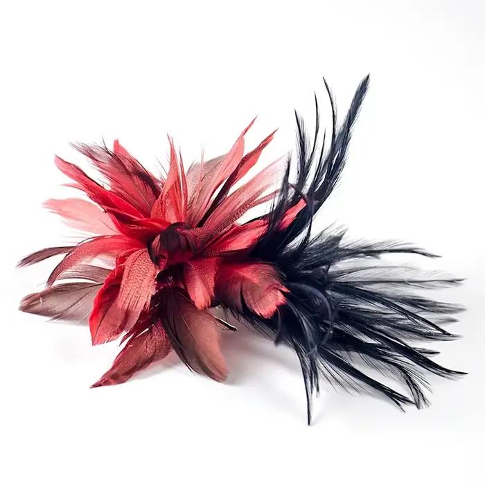 Vêtement de sauna élégant pour femme avec plumes de faisan grand rouge et noir pour mariage et célébrations d'anniversaire