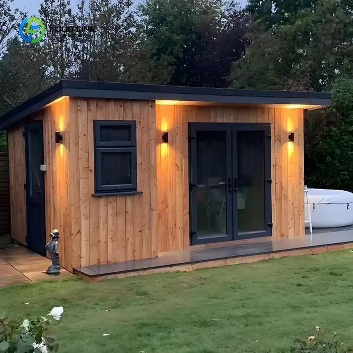 Sauna extérieur de luxe en cèdre rouge avec porte latérale et douche pour villa